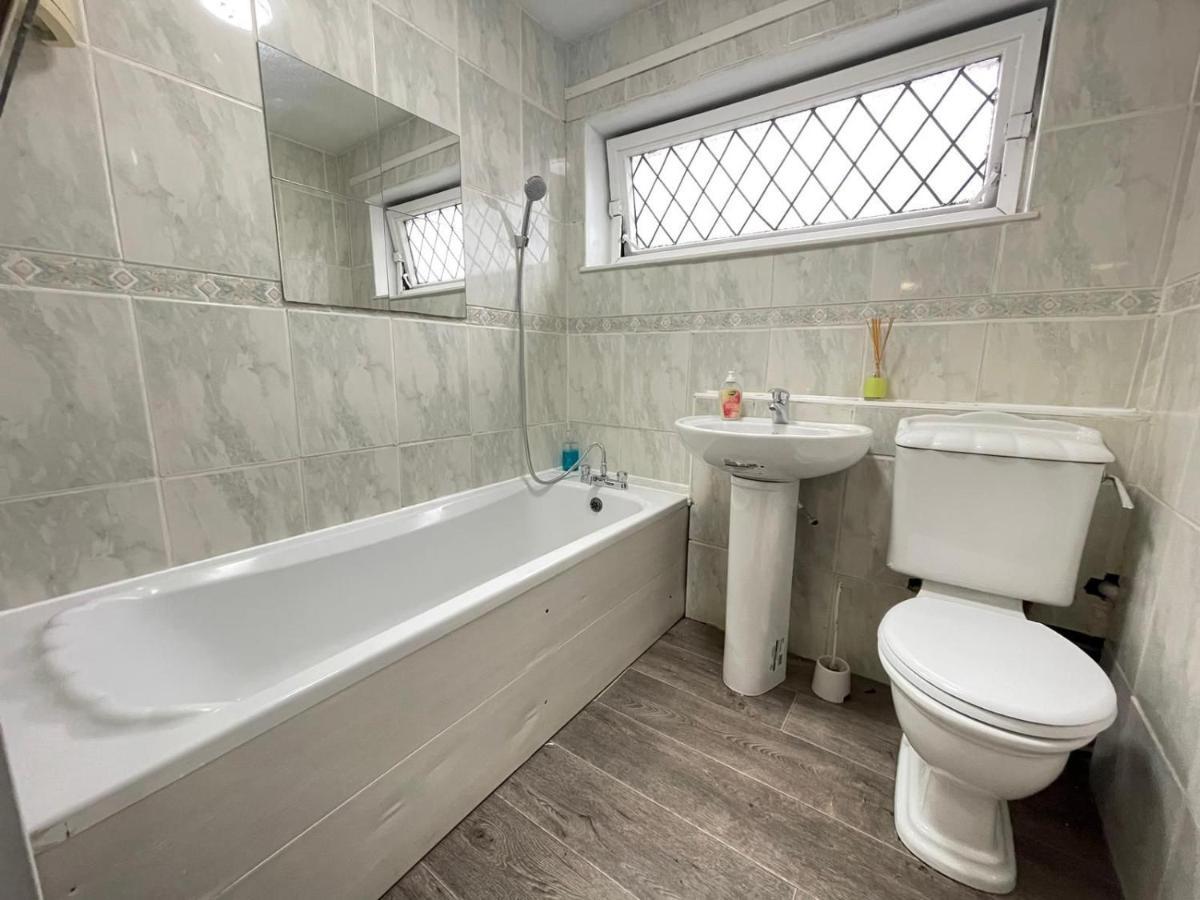 Spacious Bedroom In Beckton ロンドン エクステリア 写真