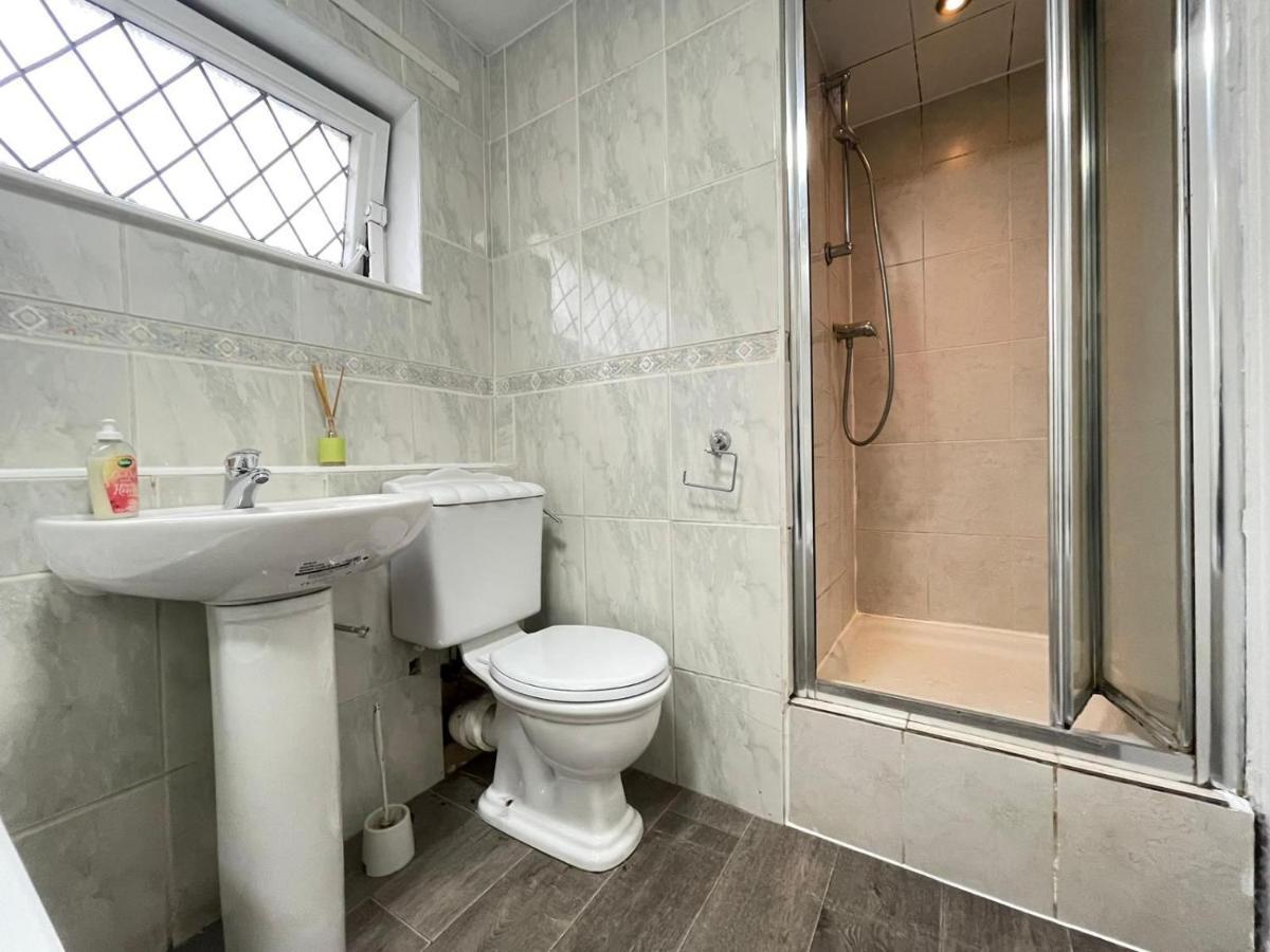 Spacious Bedroom In Beckton ロンドン エクステリア 写真